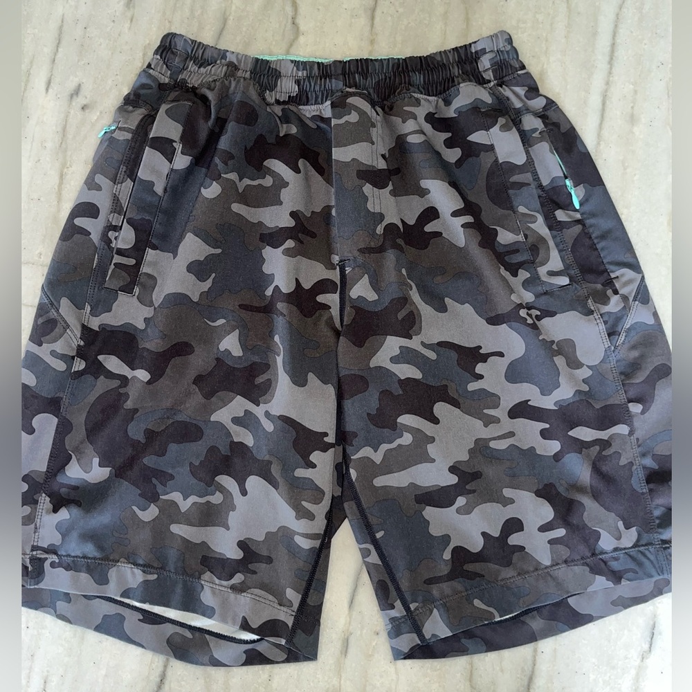 BIRDDOGS GRAY CAMO GYM SHORTS LONG 9” sz Small built in Underwear